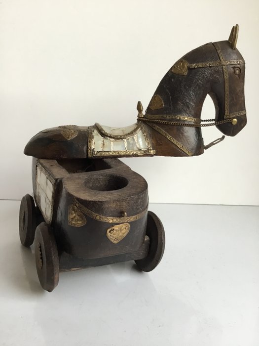 India - Antieke houten paard op wielen met koperbeslag - met opbergruimte - Hout, Koper, Parelmoer
