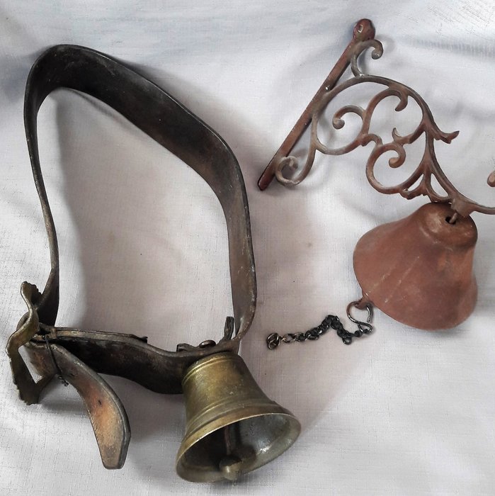 Old cowbell and cast iron bell with bracket - Bronze, Iron (cast/wrought), Leather