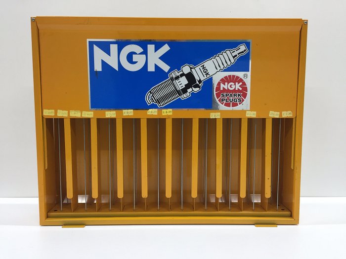 NGK - Tennpluggsalg / displayskap - NGK - 1970-1990 (1 gjenstander) 