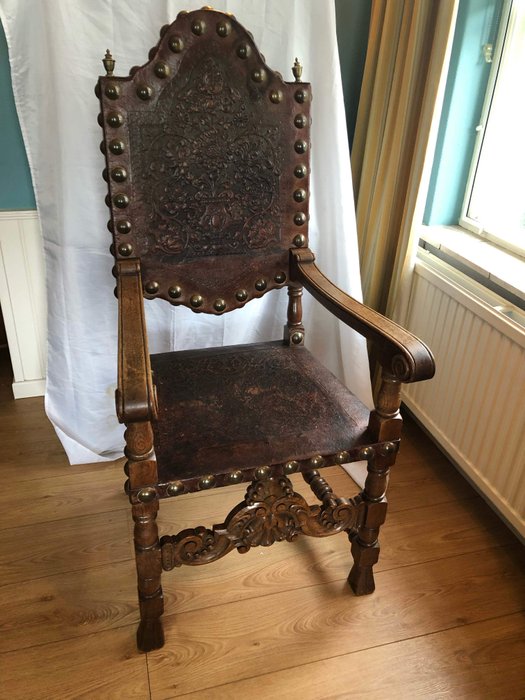 Sedia da sala spagnola con sedile e schienale in pelle - in stile seicentesco - XIX secolo