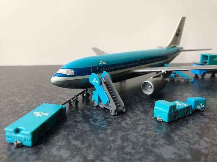I.M.C. Modelworks - A model aircraft KLM Airbus A310 with accessories, Scale model - Plastic