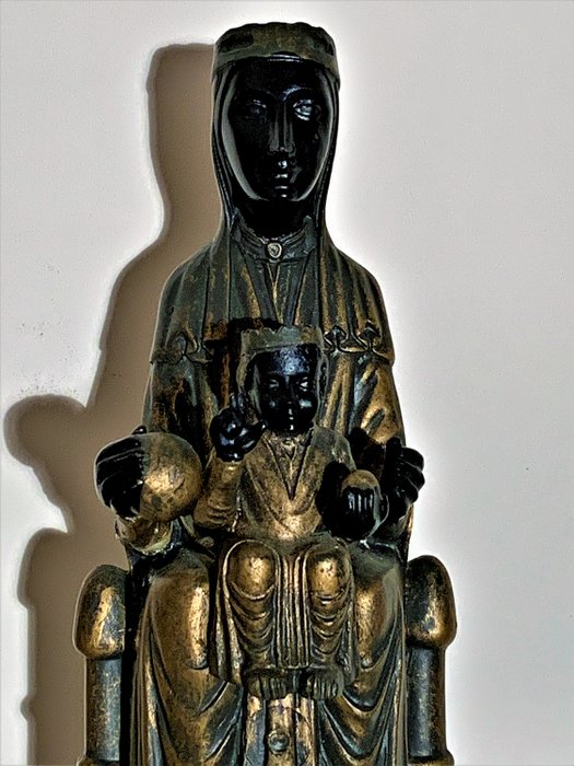 Imagen de peregrinación vintage de la Virgen Negra de Montserrat. - resina