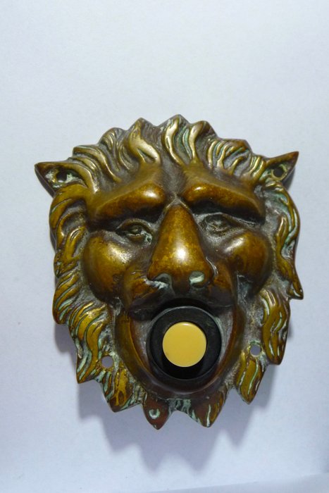 一个狮子头形状的青铜门铃 - 黄铜色 - 20世纪上半叶