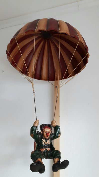 Vintage parachute met hangende clown - Hars/polyester
