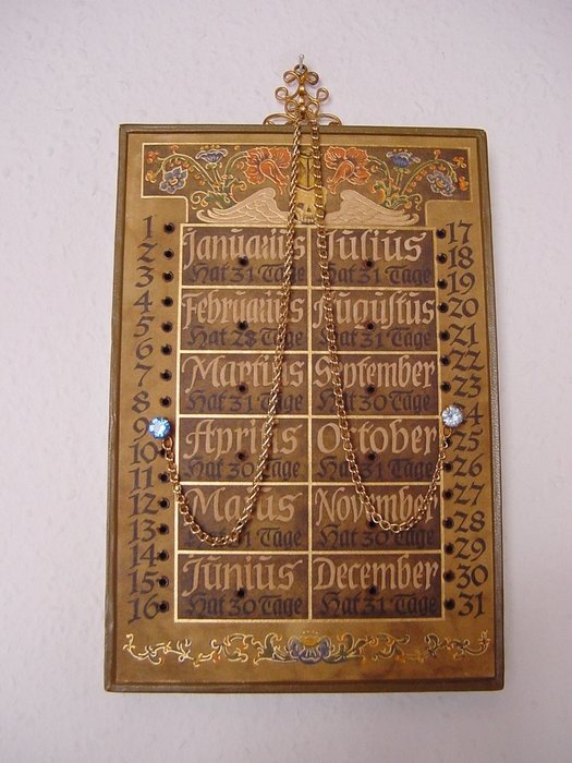 Nostalgia del calendario eterno "Marienstern" H.F. Jütte Leipzig RDA - Madera, cuero artificial, latón.