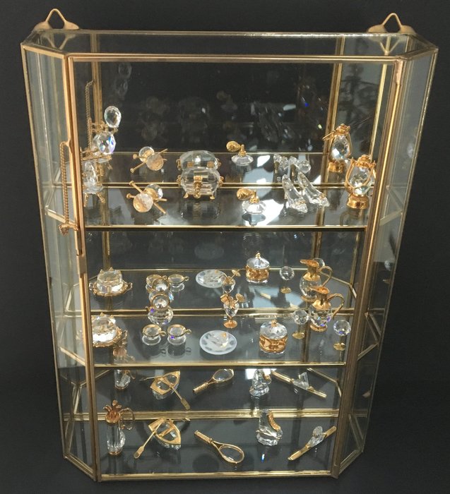 Swarovski - Schaufensterschrank mit Swarovski-Figinensammlung (17) - Kristall, Vergoldet
