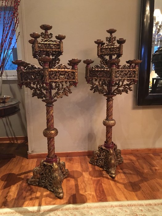 Gran par de candelabros antiguos de madera de la iglesia - - Catawiki