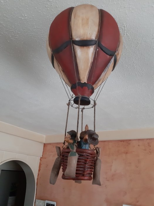 Decoratieve vintage luchtballon met passagier - resin