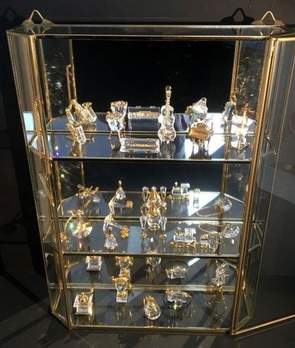Swarovski - Näyttökaappi, jossa on Swarovski-hahmoja 24 krt kullattu (17) - Kristalli ja kullattu metalli