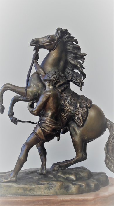 par Guillaume Coustou - Bronze sculpture representing one of the horses of Marly (Occidental) - Patinated bronze