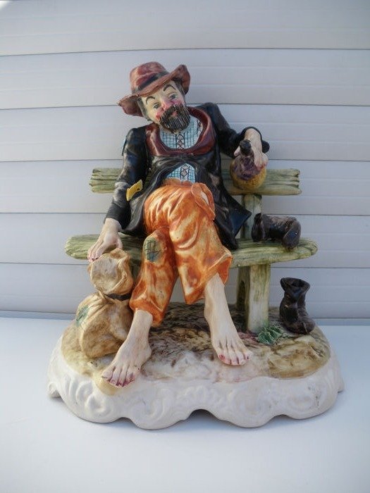 卡波迪蒙特流浪汉在板凳上 - 陶瓷