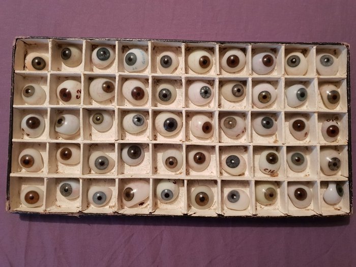 Cabinet de curiosités - Zeldzame set van 50 oculaire prothesen, glazen oog - Glas