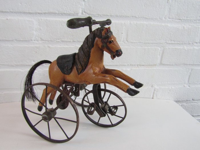 Antik trehjulingshäst. - gjutjärn ram, trähäst