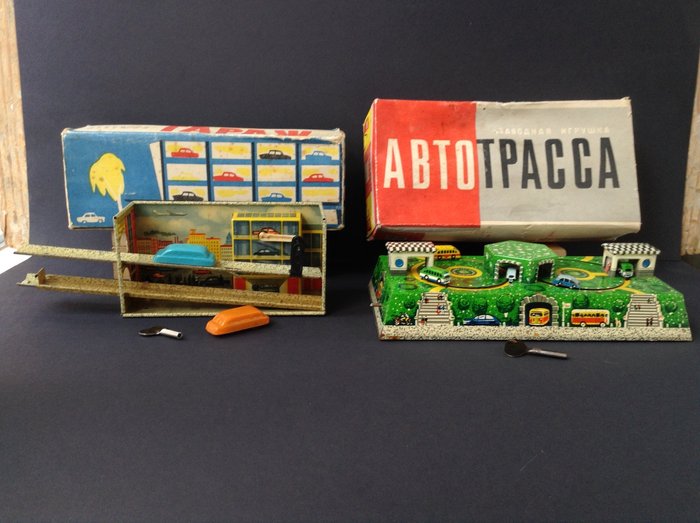 USSR - 2錫盒玩具發條汽車遊戲與原始盒子  - Complete in working order - 1960's - 俄國