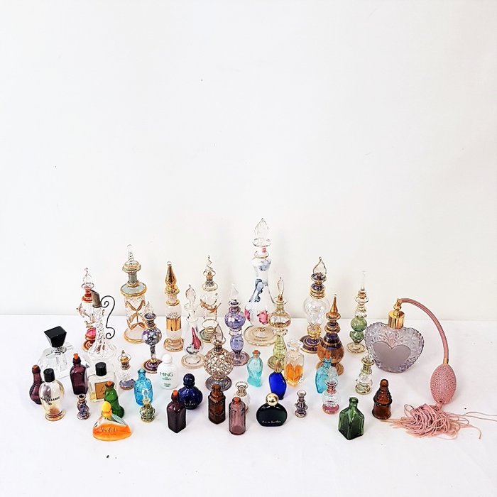 Lot - Samling av vintage håndblåste egyptiske parfymeflasker (42) - Glass