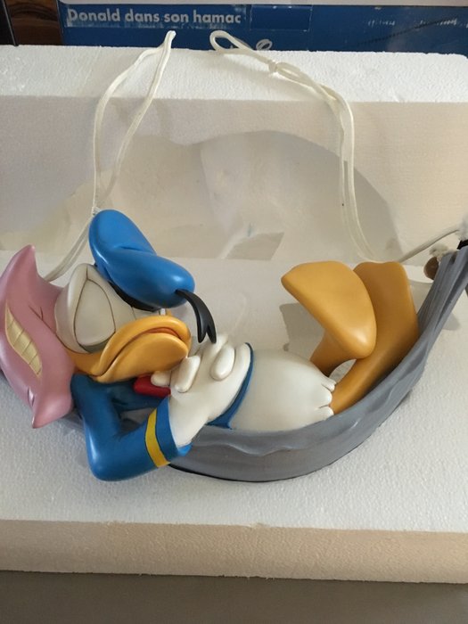Walt Disney - Statue - Donald duck dans son hamac 
