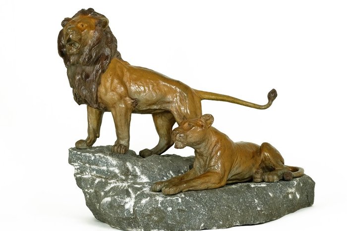 Franz Bergman (1861-1936) - Viennese bronze statue of lion and lioness on rock - 27 KG - Bronze - about 1900