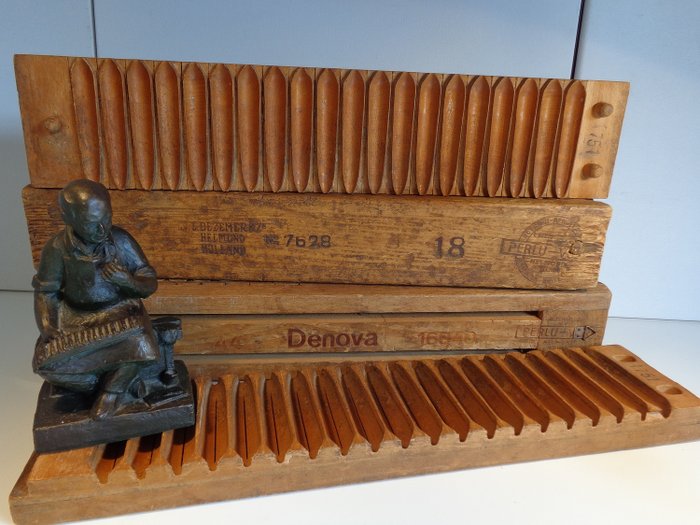 三個雪茄板與雪茄製造商雕像 - 木/青銅