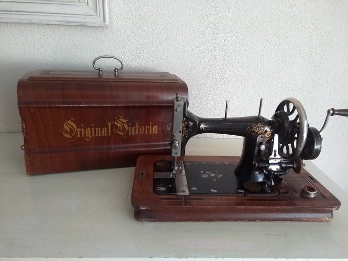 Máquina de coser original Victoria con cubierta de polvo, - Hierro (fundido/forjado)