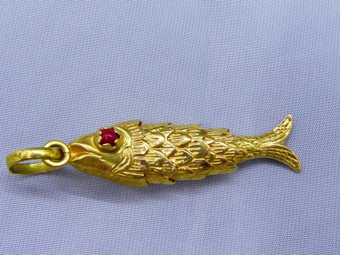 18 kt. Yellow gold - movable fish, Pendant