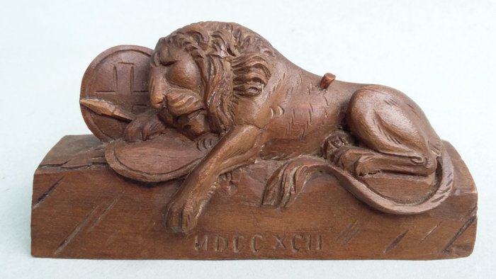 Eine Statue des "Löwen von Luzern" - Holz - Mitte des 20. Jahrhunderts