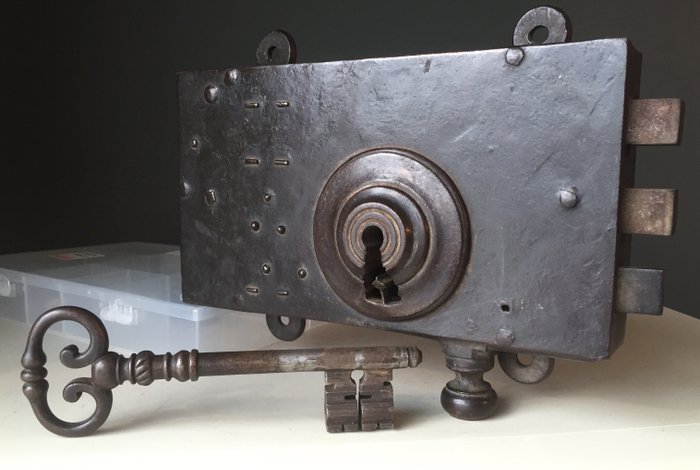 古董锁与钥匙 - Iron (wrought) - 17世纪