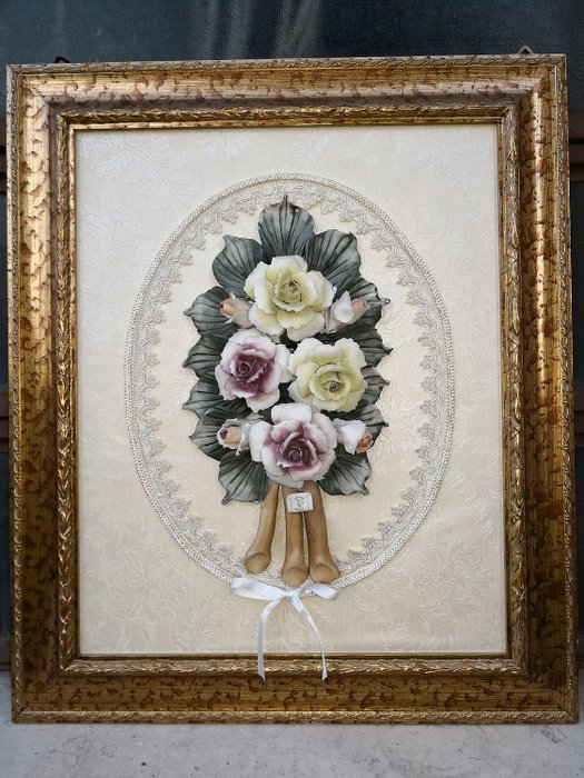 Picture with Capodimonte porcelain roses - Gilded wood, fabric, porcelain