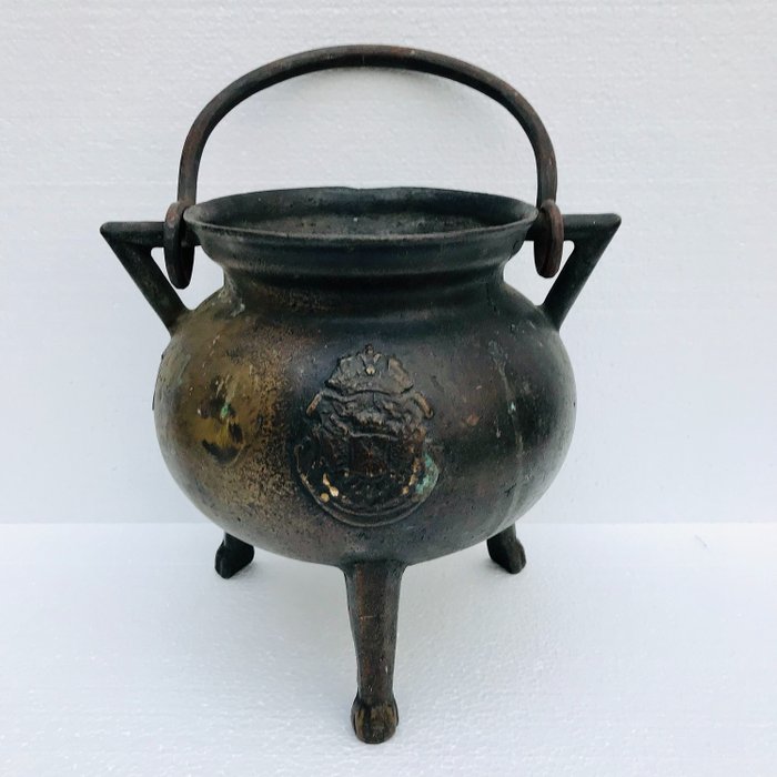 Bronze cauldron with coat of arms after 16th century model - Bronze