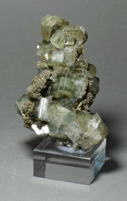 Apatit Kristall auf Muttergestein - 8.7×6.8×3.7 cm - 249 g
