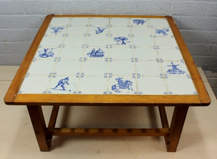 Vintage tafel met ingelegde Delfts blauwe tegels - hout en eartenware