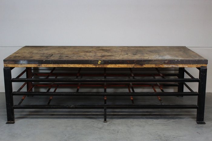 Grande e pesante tavolo da lavoro industriale / banco da lavoro / tavolo da fabbrica di una fabbrica di metallo