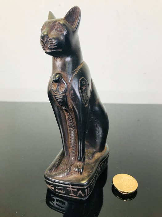 Kult - egipski kot (Bastet) z kobrą - Wapień