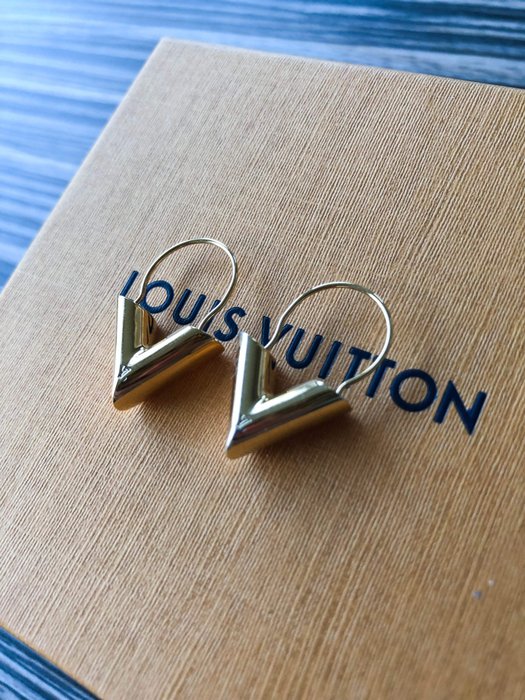 Louis Vuitton - Essential V Hoops Earrings - Catawiki