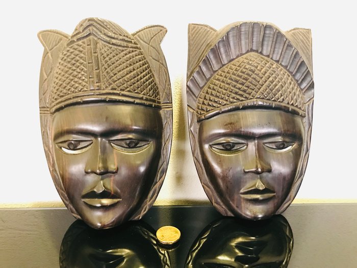 Schöne Reihe von schweren Ebenholz afrikanischen Masken - Holz
