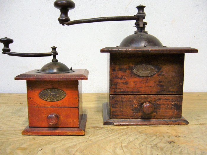 Antike Peugeot-Kaffee- und (Miniatur-) Pfeffermühlen - Holz