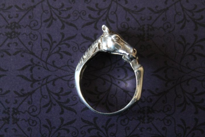925/1000 ασημένιο δαχτυλίδι με κεφάλι αλόγου και οπλές - σχέδιο
