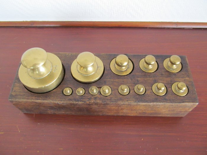 Large weight block with 13 copper weights - Copper and wood