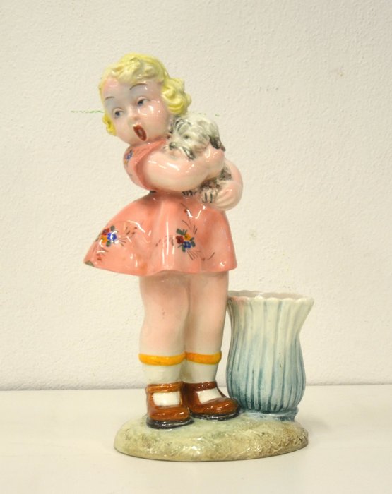 Fratelli Perdomello - Nove Bassano - Uma escultura representando uma menina com um cachorro - Cerâmica