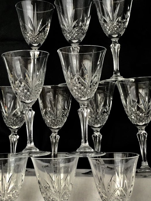 Beautiful large 12-piece crystal service - "Cristal de Flandre, Salzburg" 12 clear and beautifully cut wine glasses, ca 1980