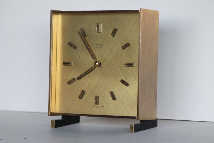 junghans - Junghans Ato-Mat-S desk clock in an art deco brass cupboard - koper en glas