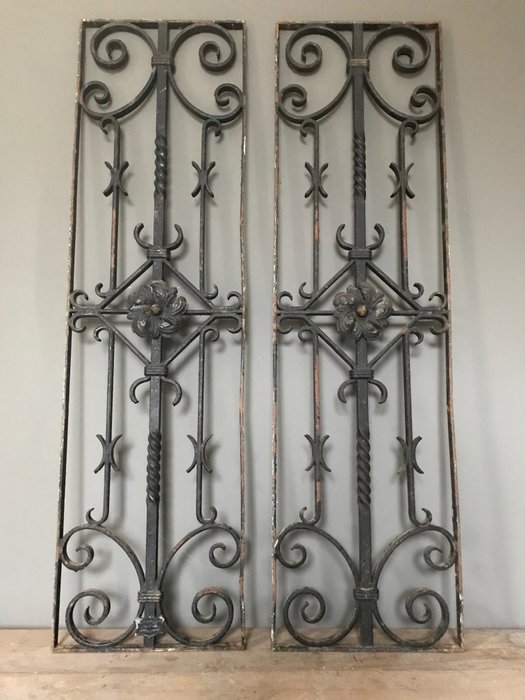 Antique wrought iron window grilles - Iron (cast/wrought) - 20th century