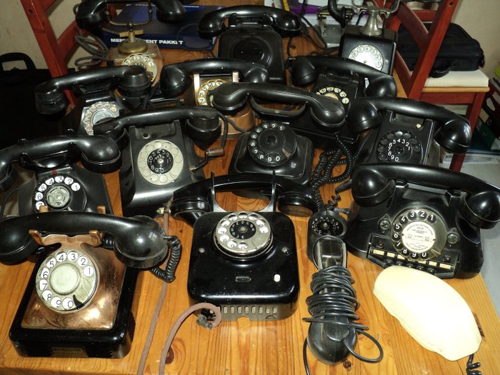 1920年至1970年期间的15部电话和旧电话交换机的一些配件 - 人造树胶