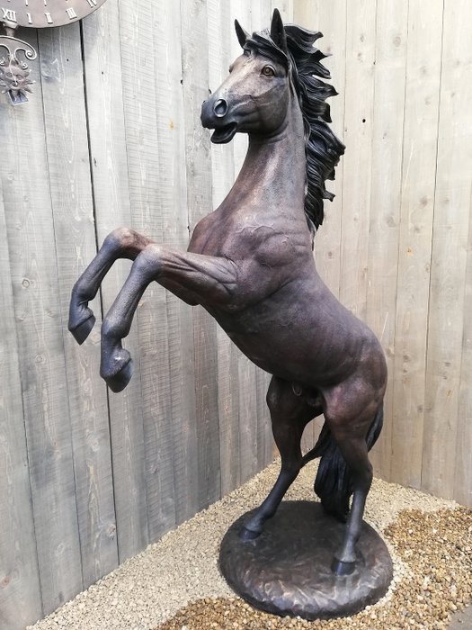 一匹騰躍的馬的實物大小雕象 - 青銅色