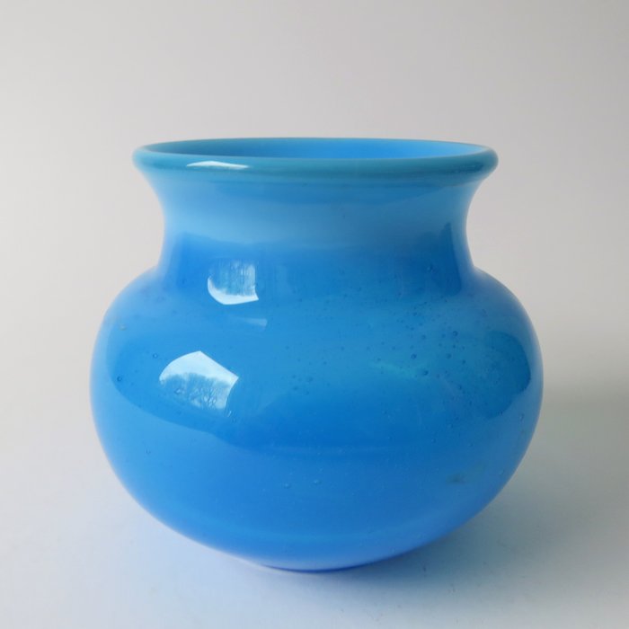 Erik Höglund - Kosta Boda - Blauwe vaas met luchtbelletjes - Gesigneerd - Glas