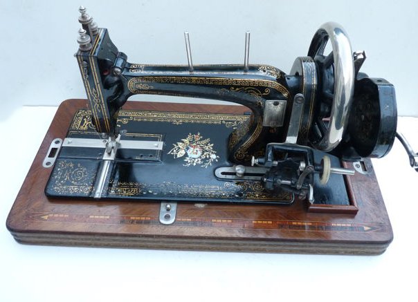Adam Opel - Hermosa máquina de coser a mano ricamente adornada con cubierta de polvo de madera - hierro y madera