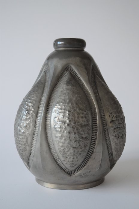 F. Cortesi - Art Deco hand chased pewter vase (415/24) 