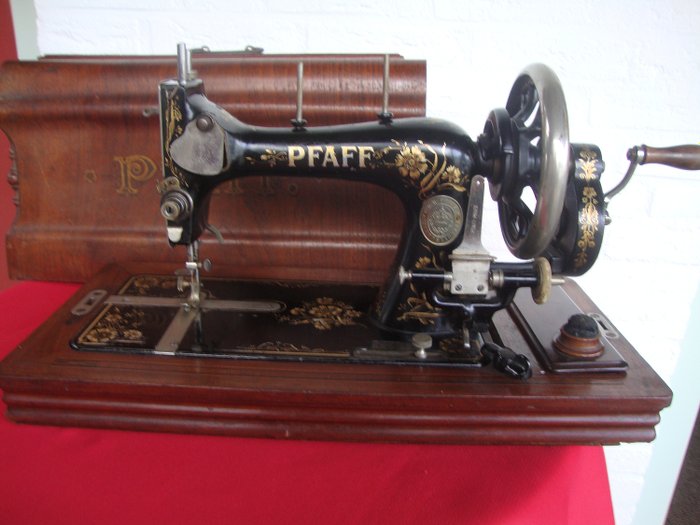 Pfaff - G.M.Pfaff in Kaiserslautern - Handnähmaschine mit Staubschutzhülle, ca.1900 - Holz - Chrom - Eisen