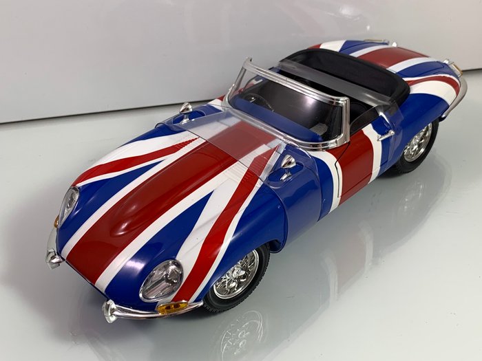 Ertl - 1:18 - Jaguar E-Type „Shaguar“ from Austin Powers - Small Edition in new condition with Union Jack - excellent