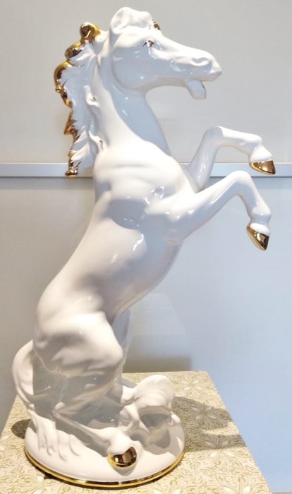 Steigerende paardenstandbeeld 50 cm - artistiek keramiek met gouden afwerking - Keramiek