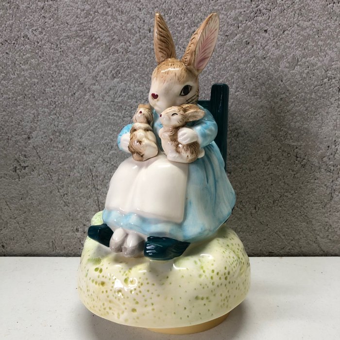 Beatrix Potter - Schmid Game box/Music Box "Mrs. Rabbit" 1988 (1) - Porcelain